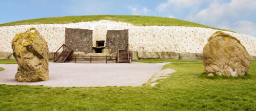 Newgrange est célèbre pour le spectaculaire rayon de lumière qui pénètre chaque année par l'imposte, au moment du solstice d'hiver. Photo David Raynal