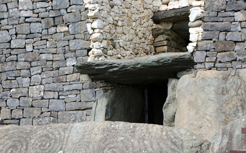 Il est remarquable de penser que l'alignement avec le soleil, qui voit les rayons fuser à travers le couloir long de 19 mètres pour atteindre le cœur de la chambre funéraire, a été pensé lors de la construction, il y a 5 000 ans.  Photo David Raynal Il est remarquable de penser que l'alignement avec le soleil, qui voit les rayons fuser à travers le couloir long de 19 mètres pour atteindre le cœur de la chambre funéraire, a été pensé lors de la construction, il y a 5 000 ans.  Photo David Raynal