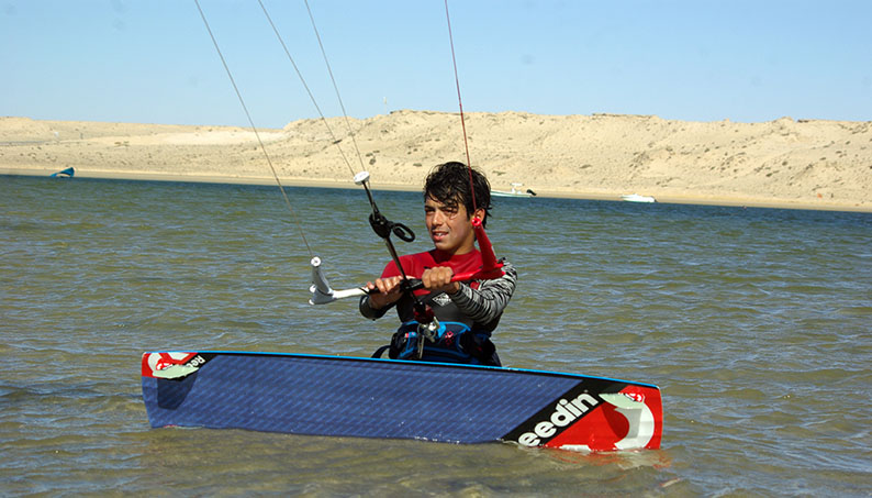 Il est possible de suivre des cours dans des écoles de kite. En tant que débutant, il faut d’abord apprendre à manier correctement l’aile de kite avec le harnais et la barre à tenir @ D.R Il est possible de suivre des cours dans des écoles de kite. En tant que débutant, il faut d’abord apprendre à manier correctement l’aile de kite avec le harnais et la barre à tenir @ D.R