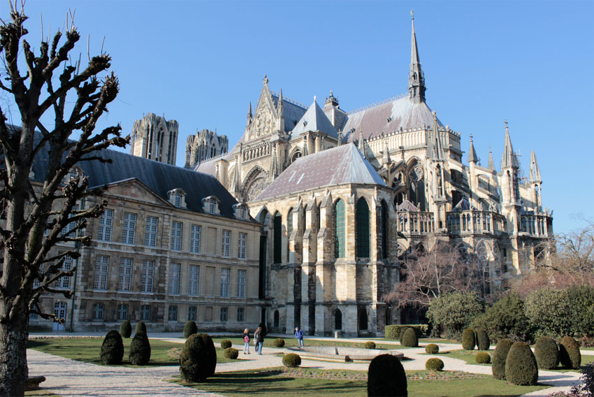 La cathédrale vue du Jardin Henri Deneux - © Gregory Duval; La cathédrale vue du Jardin Henri Deneux - © Gregory Duval;