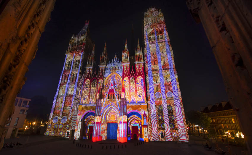 Chaque été, à la nuit tombée, la cathédrale revêt ses habits de lumière - @ Rouen Tourisme - JFLange Chaque été, à la nuit tombée, la cathédrale revêt ses habits de lumière - @ Rouen Tourisme - JFLange
