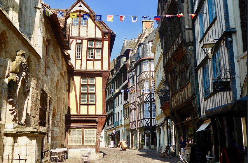 Rue Saint Romain à côté de l'Historial de Jeanne d'Arc - @ Catherine Gary Rue Saint Romain à côté de l'Historial de Jeanne d'Arc - @ Catherine Gary