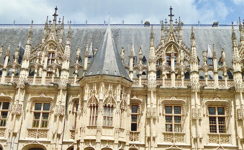 Façade gothique de l'ancien Parlement de Normadie - @ Catherine Gary Façade gothique de l'ancien Parlement de Normadie - @ Catherine Gary