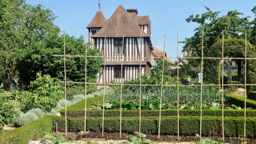 La Maison des Champs de Corneille vue de son joli jardin potager à Petit Couronne @ Catherine Gary