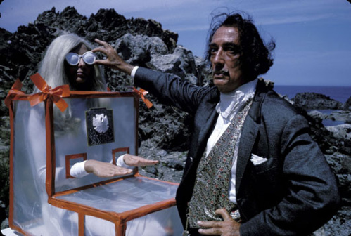 Salvador DALI avec la reine de Vénus dans la crique de Couliaro à Cadaques @ Tony Saulnier/Paris Match/Scoop