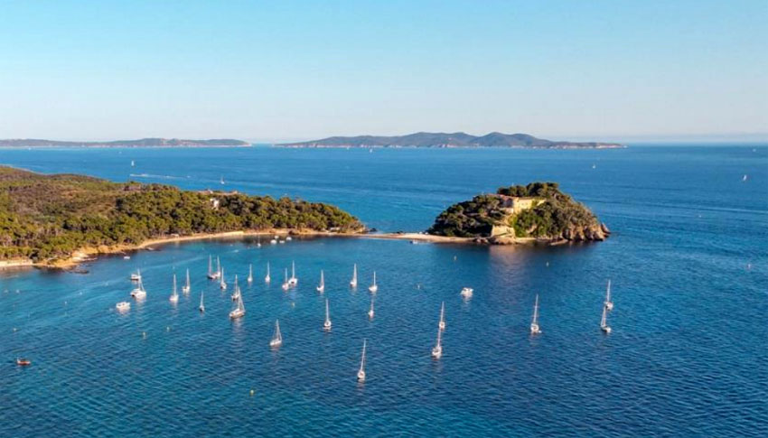 La Baie de Bormes, le Fort de Brégançon, la plage de Brégançon, le sentier du littoral - © Anthony Roux