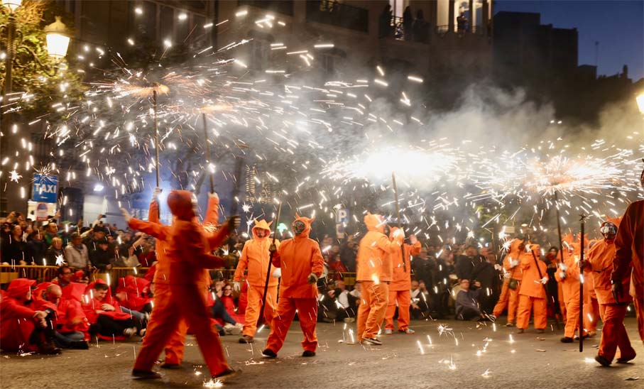 Espagne : València prépare la traditionnelle fête des Fallas 
