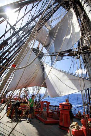 L’Hermione met le cap sur les Amériques (Vidéo)