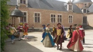 Dans la cour du château @ Département du Loiret