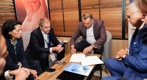Signature de la convention entre Pascal de Izaguirre (à gauche) et Arvind Bundhun, Directeur de la Mauritius Tourism Promotion Authority (à droite) - © Joey Nicles Modeste Signature de la convention entre Pascal de Izaguirre (à gauche) et Arvind Bundhun, Directeur de la Mauritius Tourism Promotion Authority (à droite) - © Joey Nicles Modeste