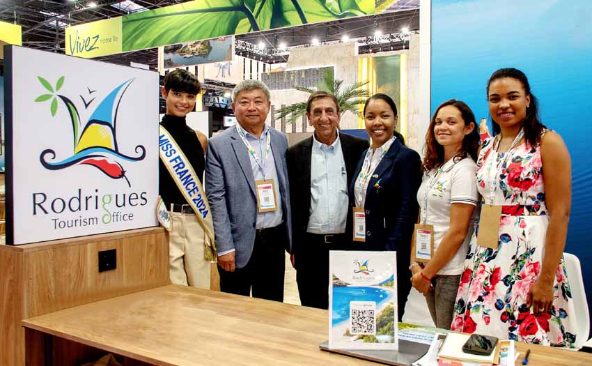 Miss France 2024, Ève Gilles, aux côtés de Jean-Alain Wong So, Commissaire au Tourisme, Aziz Patel, Président du comité Miss Réunion, Issana Agathe, Directrice de l’Office du Tourisme, Valérie Roussety, Chargée de promotion et Béatrix Baptiste, de La Belle Rodriguaise - © Joey Nicles Modeste Miss France 2024, Ève Gilles, aux côtés de Jean-Alain Wong So, Commissaire au Tourisme, Aziz Patel, Président du comité Miss Réunion, Issana Agathe, Directrice de l’Office du Tourisme, Valérie Roussety, Chargée de promotion et Béatrix Baptiste, de La Belle Rodriguaise - © Joey Nicles Modeste