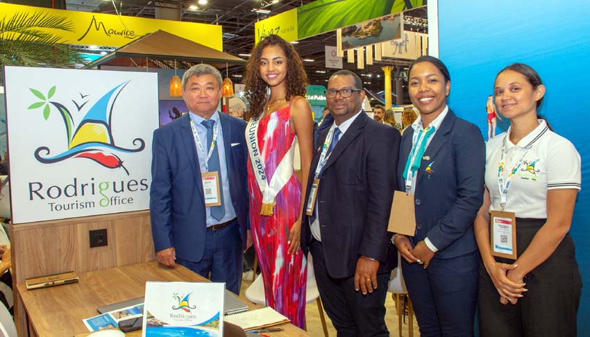 Jean Alain Wong So, Commissaire au Tourisme, Miss Réunion 2024, Marine Futol, Jean-Pierre Lim Kim, Bellexperience Holidays et Président de l’Association rodriguaise pour un développement touristique intégré, Issana Agathe, Directrice de l’Office de Tourisme, Valérie Roussety, Chargée de promotion - © Joey Nicles Modeste Jean Alain Wong So, Commissaire au Tourisme, Miss Réunion 2024, Marine Futol, Jean-Pierre Lim Kim, Bellexperience Holidays et Président de l’Association rodriguaise pour un développement touristique intégré, Issana Agathe, Directrice de l’Office de Tourisme, Valérie Roussety, Chargée de promotion - © Joey Nicles Modeste