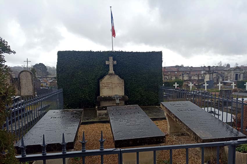 Tombes de la famille Dumas - © Hubert Gouleret Tombes de la famille Dumas - © Hubert Gouleret