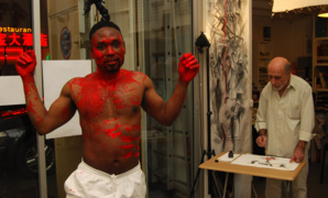 Michel Costiou lors d'une performance dans son atelier parisien - © D. Raynal