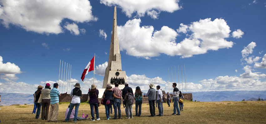 Touristes dans le sanctuaire historique de la Pampa de Ayacucho. District de Quinuá - © PROMPERÚ Touristes dans le sanctuaire historique de la Pampa de Ayacucho. District de Quinuá - © PROMPERÚ