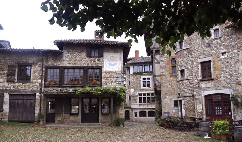 Cité médiévale de Pérouges, place du tilleul - © Jean-Louis Corgier Cité médiévale de Pérouges, place du tilleul - © Jean-Louis Corgier