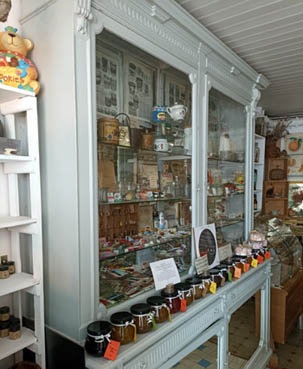 Vitrine intérieure Les délices de Fannette - © Hubert Gouleret Vitrine intérieure Les délices de Fannette - © Hubert Gouleret