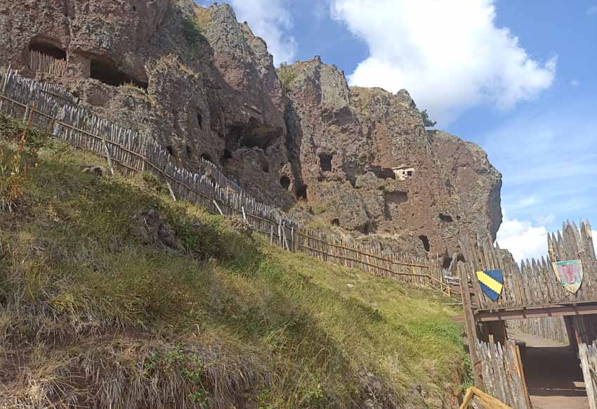 Le site historique et géologique est creusé dans une falaise de basalte - © Hubert Gouleret Le site historique et géologique est creusé dans une falaise de basalte - © Hubert Gouleret