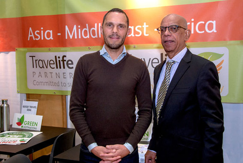 Hugo de Jong (à gauche), co-fondateur de Green Destination, et José Arunasalom, engagés dans la transition durable des destinations, en discussion sur la formation, l’évaluation et la certification des actions environnementales - © Joey Nicles Modeste Hugo de Jong (à gauche), co-fondateur de Green Destination, et José Arunasalom, engagés dans la transition durable des destinations, en discussion sur la formation, l’évaluation et la certification des actions environnementales - © Joey Nicles Modeste