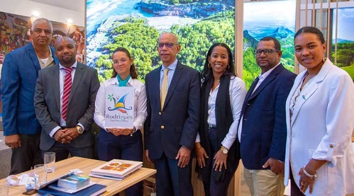 Jocelyn Roussety, (Coastal Lodge), Joe Colette, (Le Marin Villa Guest House), Valentine Roussety (Office du Tourisme de Rodrigues), José Arunasalom (Chairman Tourism Authority), Karen Pierre-Louis (Office du Tourisme de Rodrigues), Jean-Pierre Lim Kim (BelleExpérience et Villa du Sud) et Beatrice Baptiste (La Belle Rodriguaise) - © Joey Nicles Modeste Jocelyn Roussety, (Coastal Lodge), Joe Colette, (Le Marin Villa Guest House), Valentine Roussety (Office du Tourisme de Rodrigues), José Arunasalom (Chairman Tourism Authority), Karen Pierre-Louis (Office du Tourisme de Rodrigues), Jean-Pierre Lim Kim (BelleExpérience et Villa du Sud) et Beatrice Baptiste (La Belle Rodriguaise) - © Joey Nicles Modeste