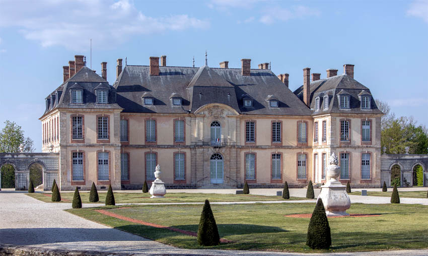 Château de la Motte-Tilly, façade sur cour depuis le saut-de-loup - © Yann Monel - CMN