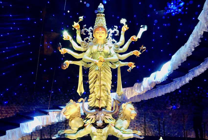 Un Pandal où Durga s'accompagne des membres de sa famille - © Catheriine Gary Un Pandal où Durga s'accompagne des membres de sa famille - © Catheriine Gary