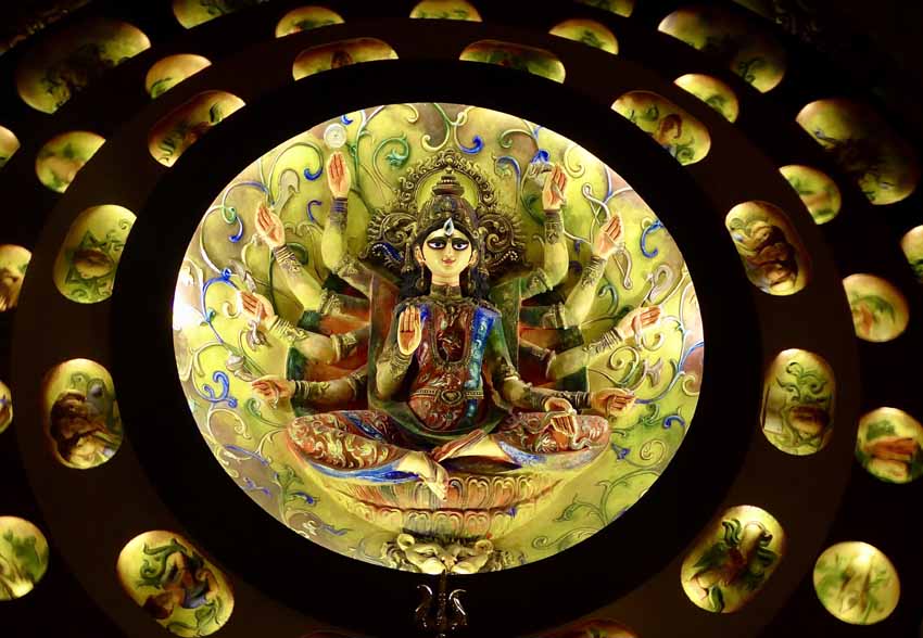 Autre Pandal où Durga s'inscrit dans les signes du zodiaque. - © Catheriine Gary Autre Pandal où Durga s'inscrit dans les signes du zodiaque. - © Catheriine Gary