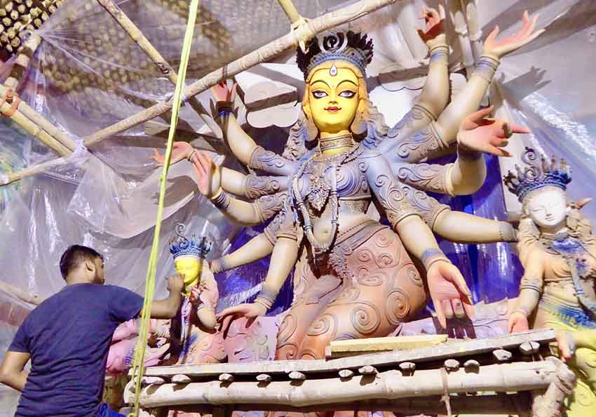 Dans le quartier Kumartuli les artisans façonnent les représentations de Durga - © Catherine Gary Dans le quartier Kumartuli les artisans façonnent les représentations de Durga - © Catherine Gary