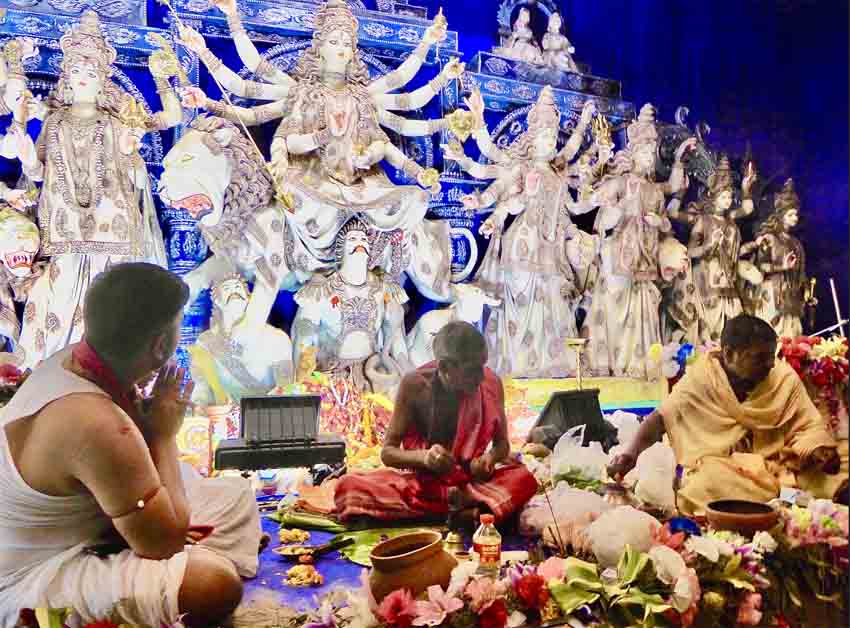 Les pujas au pied de la Déesse accompagnée de sa famille -© Catherine Gary copier Les pujas au pied de la Déesse accompagnée de sa famille -© Catherine Gary copier