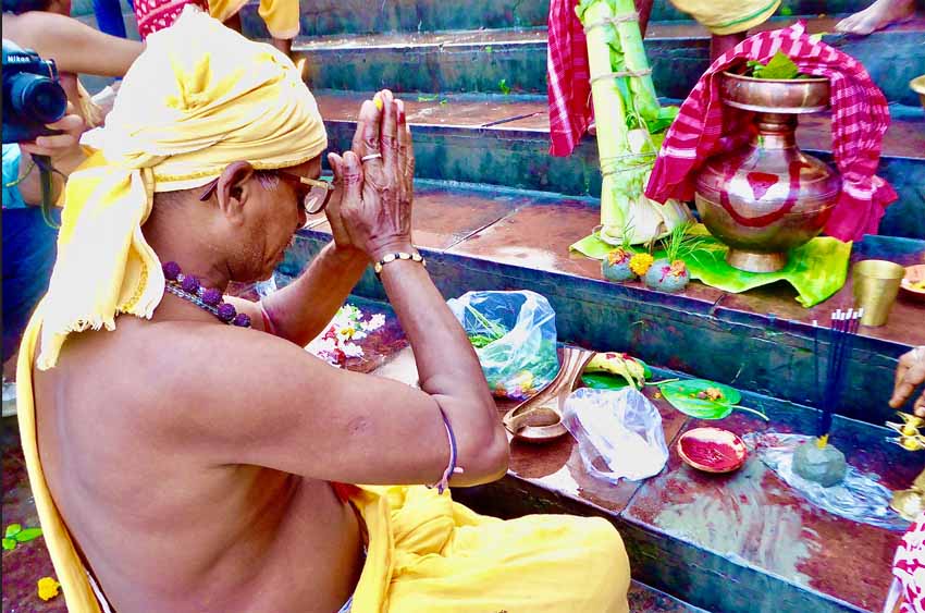 Sur les gaths de la rivière, bains rituels et pujas - © Catherine Gary Sur les gaths de la rivière, bains rituels et pujas - © Catherine Gary