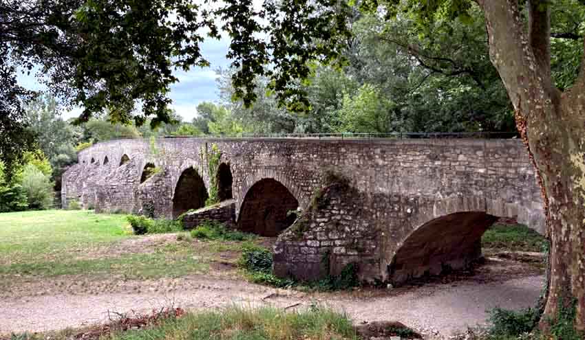 Pont Charles Martel (XIIIe siècle) à La Roque-sur-Cèze - © Catherine Monbreault