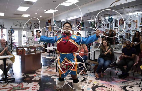 Arts et culture amérindiens - Découvrez la culture des tribus amérindiennes de l'Arizona à travers des histoires, de la musique, de la danse et de l'artisanat. © Christine Johnson for Experience Scottsdale Arts et culture amérindiens - Découvrez la culture des tribus amérindiennes de l'Arizona à travers des histoires, de la musique, de la danse et de l'artisanat. © Christine Johnson for Experience Scottsdale