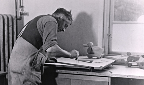 1943 - Ole Kirk Kristiansen reconstituant le canard en bois - © LEGO 1943 - Ole Kirk Kristiansen reconstituant le canard en bois - © LEGO