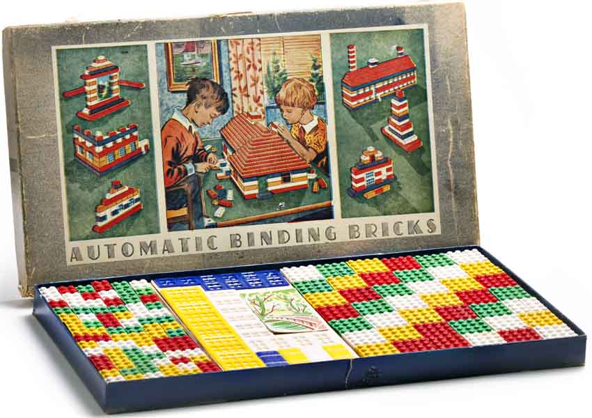 Premières briques en plastique en 1949 - © Lego