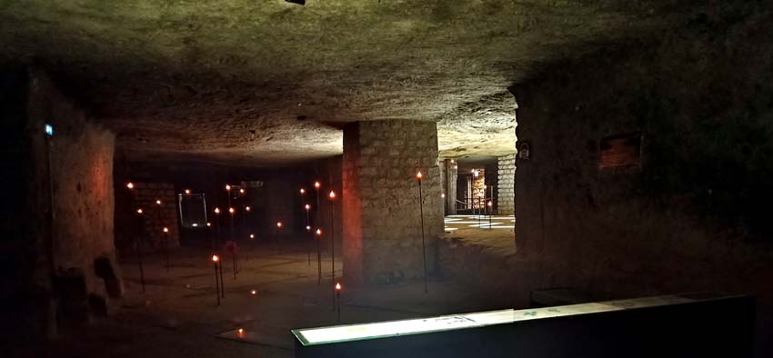 Dans la Caverne du Dragon, les bougies remplacent aujourd'hui les soldats morts - © Hubert Gouleret