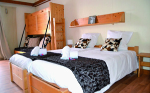 Les chambres de 2 à 5 pers sont composées de deux lits individuels et de lits superposés enfants - © Balcons du Mont-Blanc