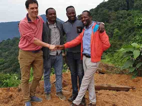 Yannick Chambon, directeur d’achat chez Soildar’Monde avec des caféiculteurs - © Artisans du Monde Yannick Chambon, directeur d’achat chez Soildar’Monde avec des caféiculteurs - © Artisans du Monde