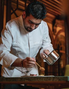 Le chef Tiago Bonito affine sa création - © Palacete Severo