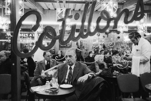 Cotillons. Réveillon du Jour de l'an à Pigalle.Paris, années 1970 - © Jean-Pierre Couderc / Roger-Viollet
