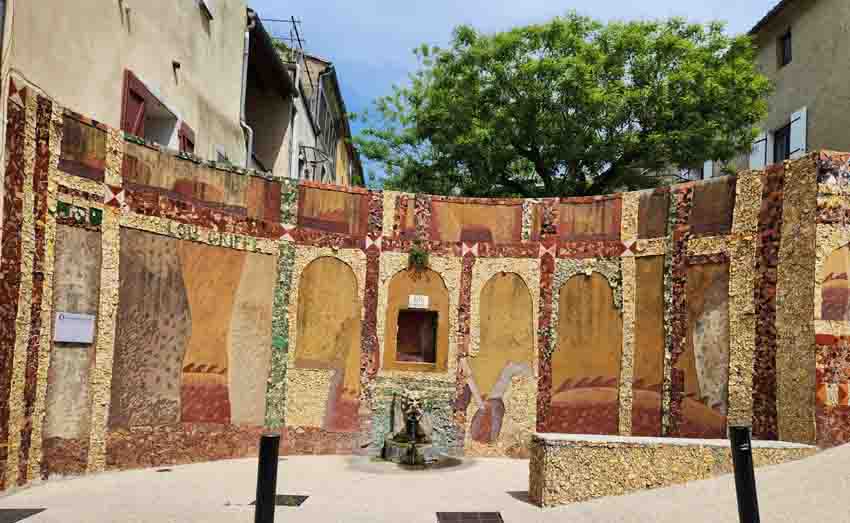Fontaine du Griffe vue de la terrasse du Pèbre d'Aï - © Hubert Gouleret