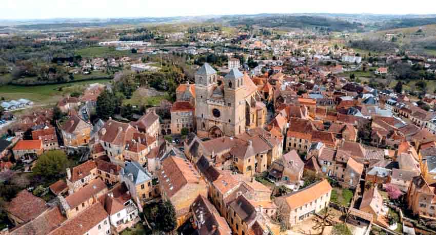 Vue aérienne du coeur de ville de Gourdon - © Maxime Audouard/Lot Tourisme