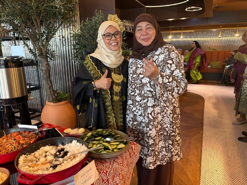 Zalina Ahmad, directrice de Tourism Malaysia à Paris et la cheffe Zaidah Ibrahim (à droite) -  © Catherine Monbreault