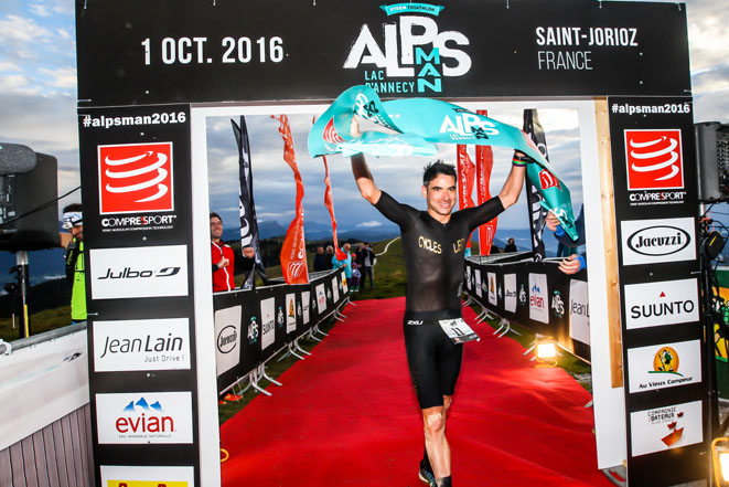 Arrivée de Cédric Jacquot au sommet du Semnoz - © TRIMAX
