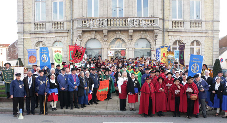 Confréries du XXIVéme Chapitre devant l’hôtel de ville de Berck Confréries du XXIVéme Chapitre devant l’hôtel de ville de Berck