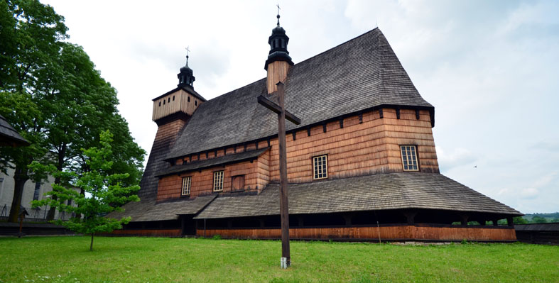 Les églises orthodoxes en bois à l’architecture monumentale s’intègrent parfaitement dans ces paysages montagneux et boisés - © D. Raynal Les églises orthodoxes en bois à l’architecture monumentale s’intègrent parfaitement dans ces paysages montagneux et boisés - © D. Raynal