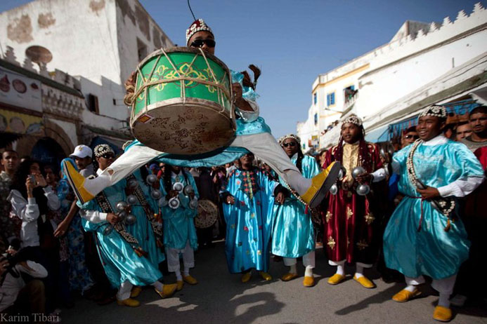 Le Tbal (tambour décoré) accompagne la transe libératrice - © Karim Tibari