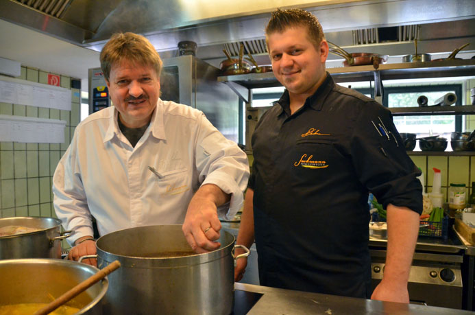 Jörg et Nico Sackmann en cuisine - © D. Raynal