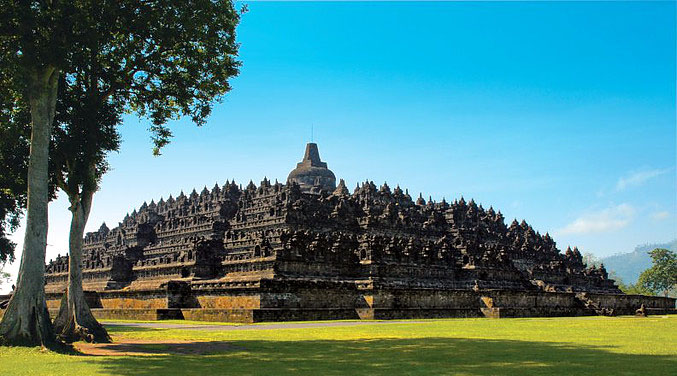 Le temple de Borobudur, le plus grand monument bouddhique du monde, est construit non loin du volcan Merapi sur l'île de Java© O.T. Wonderfull Indonesia