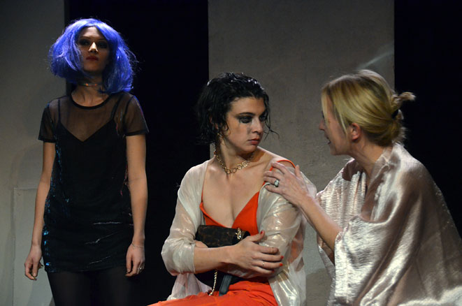 De gauche à droite Anna (Juliette Raynal), Carole (Marie Sanson) et Mâ (Claire Devere) © D. Raynal