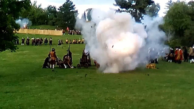 Les assiégés attaquent et détruisent la batterie de canons suédoise - © H. Gouleret